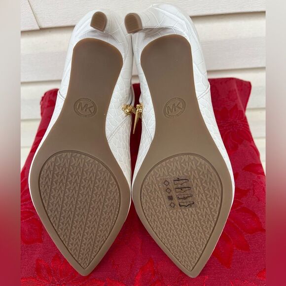 Michael Kors cream crocodile pattern ankle booties, pointy nose, zipper, 8.5 - Picture 9 of 11